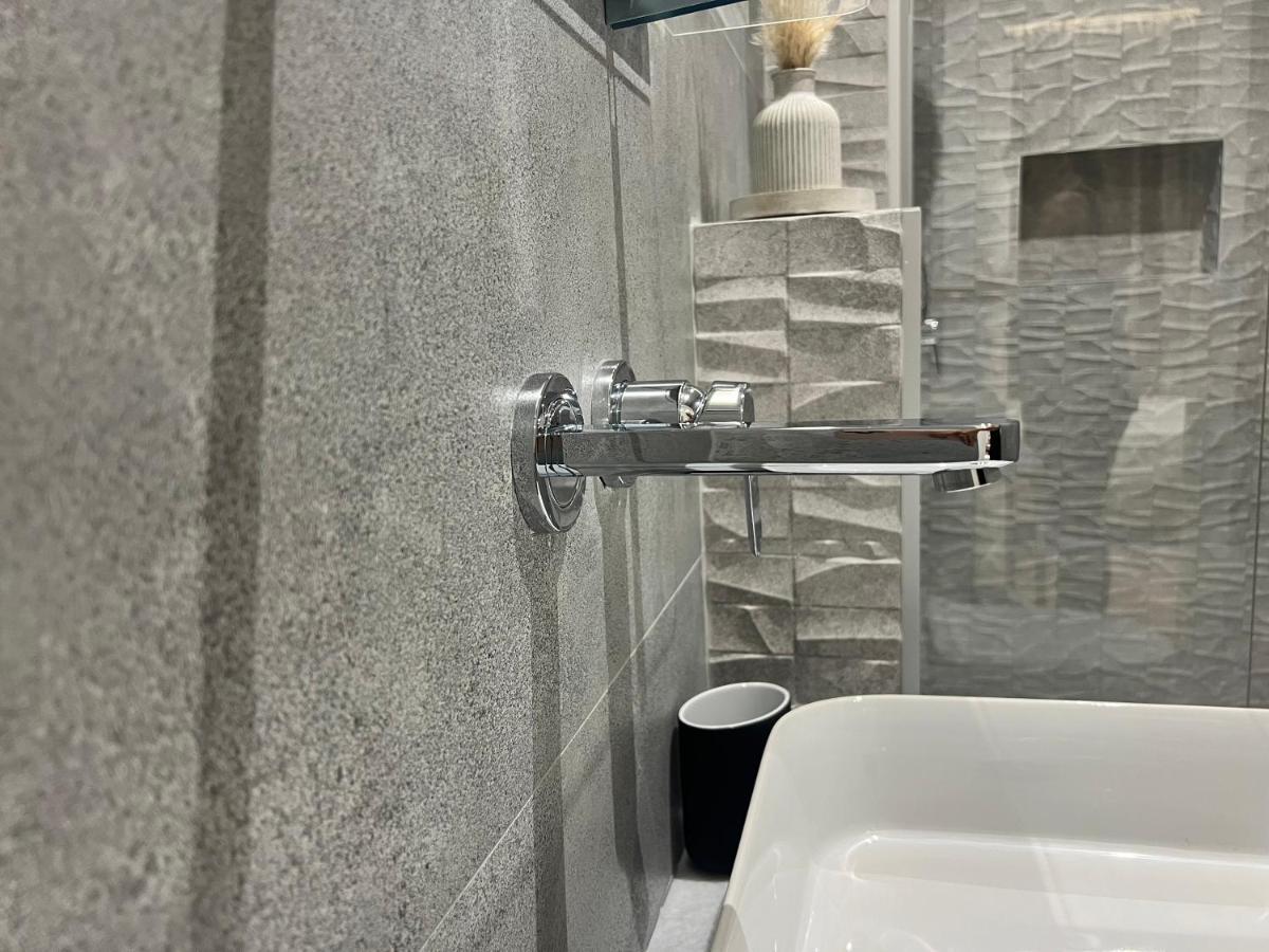טיראנה Enzo Rooms & Apartment Blloku מראה חיצוני תמונה