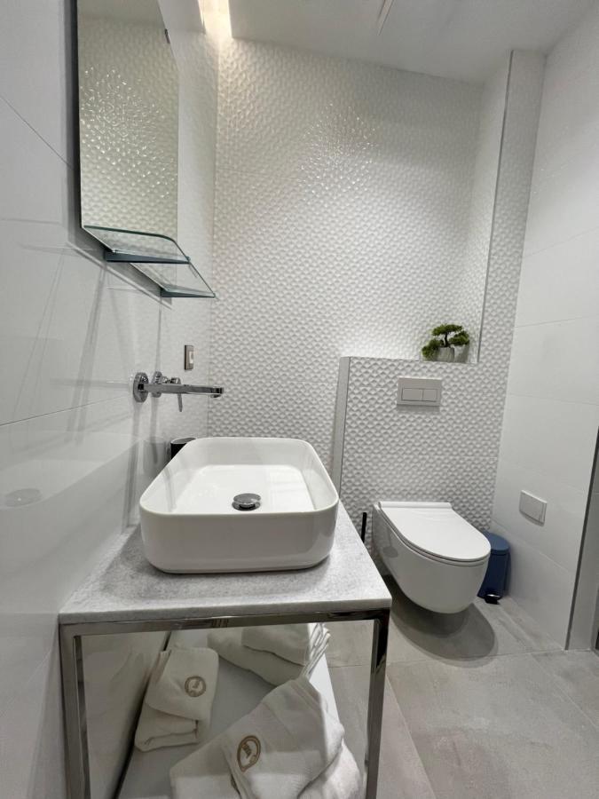טיראנה Enzo Rooms & Apartment Blloku מראה חיצוני תמונה